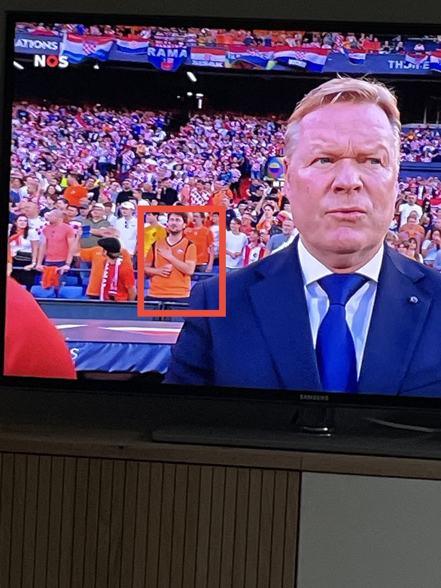 ajaxpoll's tweet photo. Is er een dokter in het stadion? Hij heeft zijn hart ❤️ aan de verkeerde kant #netcro #nedcro https://t.co/RnZiAuilLX