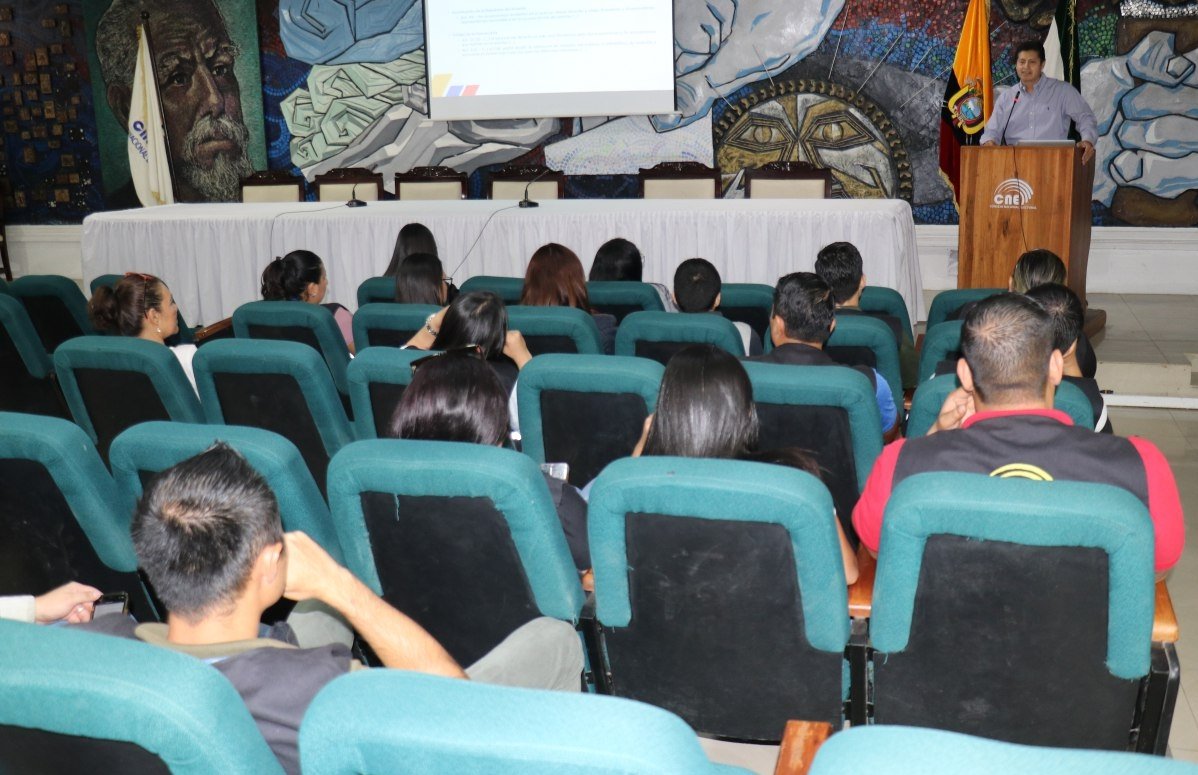 CNEManabi's tweet image. #CNEInforma 📌 

El Mgs. #StalinCardona, capacita a los funcionarios electorales de #Manabí, sobre la votación telemática para los ciudadanos ecuatorianos 🇪🇨 que se encuentran empadronados en el exterior 🌐.

#EleccionesAnticipadas2023Ec🗳️