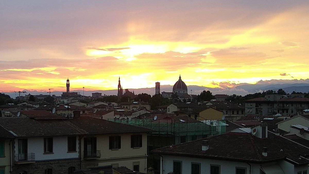 flash_meteo's tweet photo. Bellissimo tramonto su #Firenze .
Le schiarite all'orizzonte, oltre a consentire questo spettacolo di luce, annunciano l'arrivo di condizioni meteorologiche via via più stabili. 
https://t.co/n5wFZACrwc https://t.co/AxHKC0lnbw
