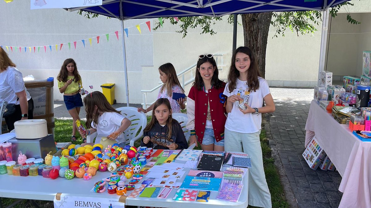 Muchísimas gracias al grupo OBEMVAS del colegio ICS:
Olivia, Blue, Elna, Maga, Amelie y Sofía, que hicieron cuadernos para venderlos en el International Bazar del ICS y recaudar dinero para nuestra asociación. Os agradecemos mucho este gesto tan bonito
#obemvas
#rubinsteintaybi