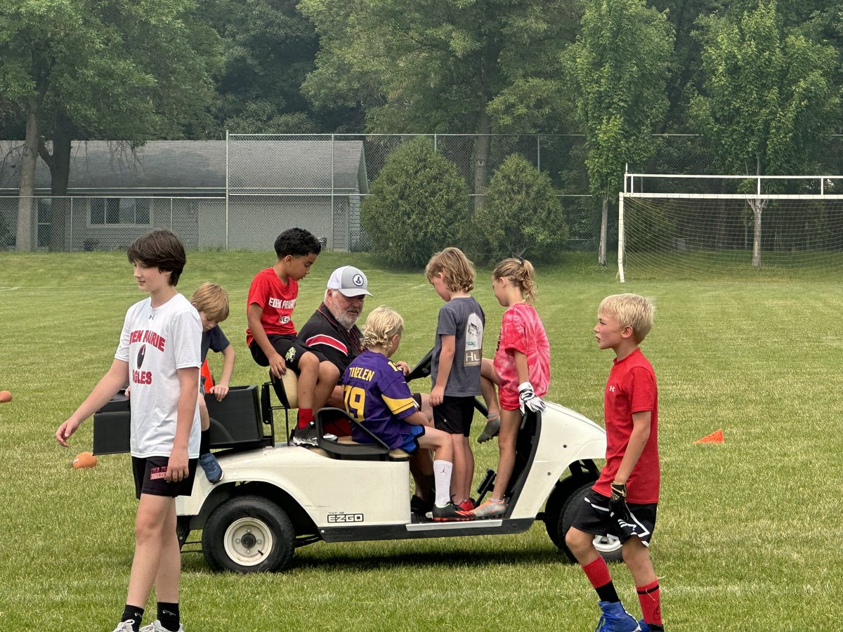 FootballEPHS's tweet photo. Coach Grant EP football camps are up and running &amp; registration is OPEN for the upcoming Fall season for all future 🦅s with @EPFAfootball at https://t.co/BEIq4RzUHT ‼️

#eaglenation

@MNFootballHub @EPLocalNews https://t.co/1self8bJnL