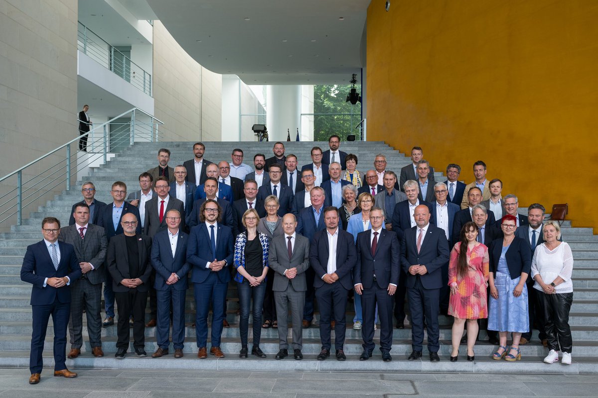 Bürgermeisterinnen &amp; Bürgermeister sind das Bollwerk unserer Demokratie. Täglich müssen sie vor Ort Antworten auf die drängenden Fragen der Zeit geben. Mit dem @Bundeskanzler habe ich heute mit einigen ostdeutschen Bürgermeistern über ihre Arbeit &amp; Herausforderungen gesprochen.