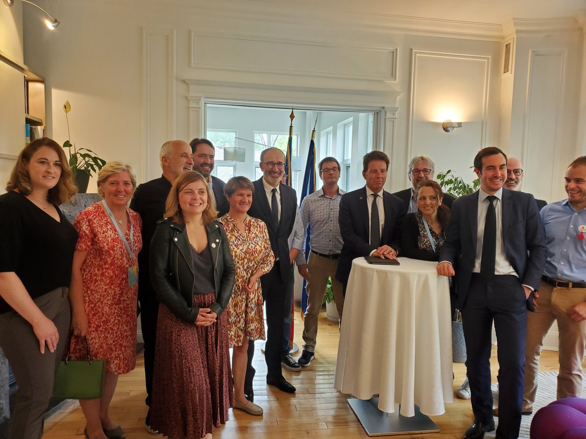 FranceQC's tweet photo. Hier le consul général de #france @_F_Sanchez recevait une mission d'entreprises du @medef conduite par @GeoffroyRDB #transitionenergetique #Hydrogene Décarbonation dans l'espace #francophone #REF2023 @MEDEF_I @CCIFCQuebec @bleublanctech @ofqj_france @EdtechFrance https://t.co/RB9ACs4HBy