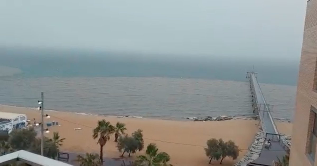 Totbadalona's tweet photo. ⚫️Bandera negra per les platges de #Badalona. Ecologistes en Acció ha assenyalat l'elevada contaminació del litoral de la ciutat. Un estudi afirma que s'hi concentren valors elevats de residus procedents de l'activitat industrial, tant al subsol com a la platja. https://t.co/WO9xHPJFsF