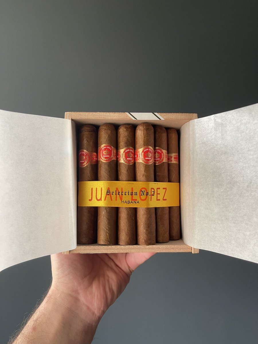 allthingscigars's tweet photo. On of the best feelings when you open a box of cigars is the smell that it releases to the room. Personally, we think cabinets of 25 or 50 are the best smelling ones and these Juan Lopez Selección No. 2 are a testament to that. What an incredible smell they have! 🤤🤤🤤 https://t.co/IivGHdhhxL