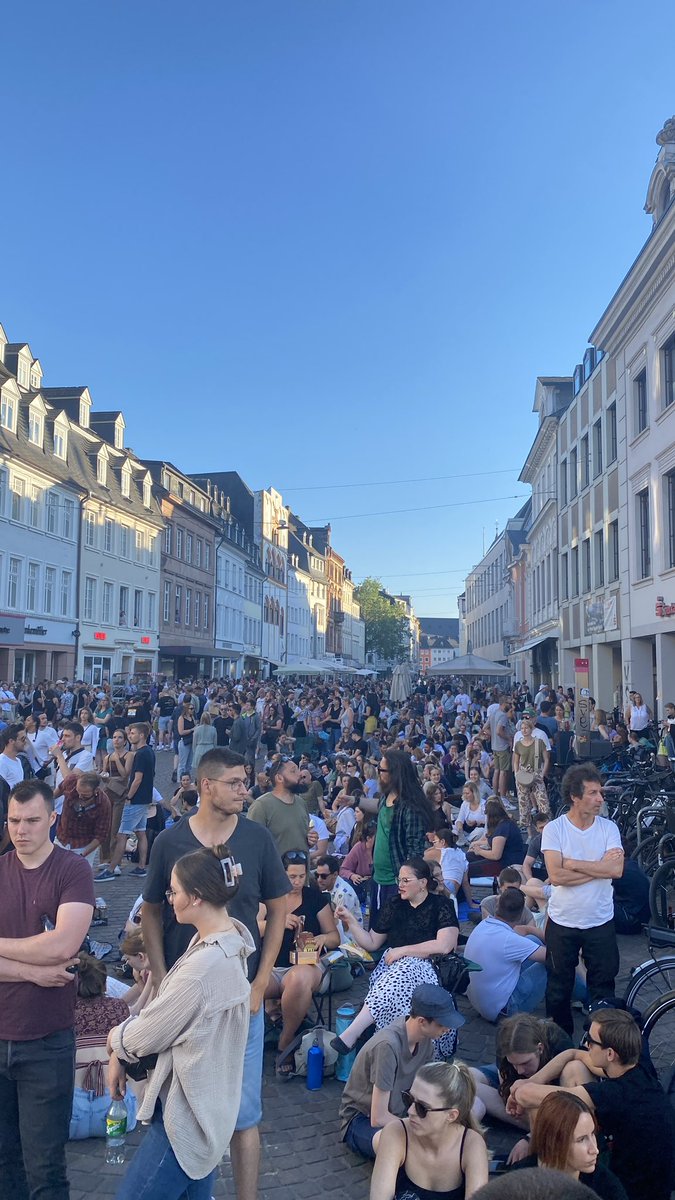 Stadt_Trier's tweet image. Picknick-Konzert in #trier eigentlich erst am Sonntag. Aber für #Peterfox  fangen ziemlich viele Leute mit dem Picknick heute schon mal an. #portahoch3