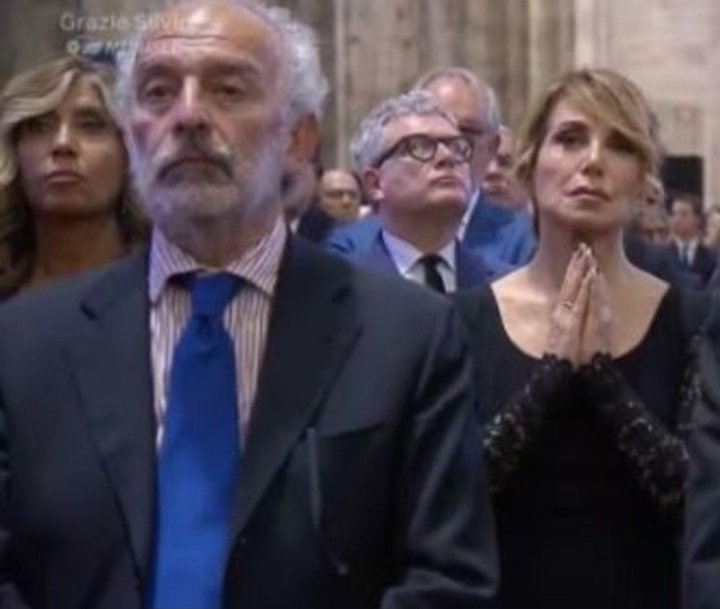 #FuneraliBerlusconi

#GadLerner in mattinata tuitta tutto il suo spregio per i #LuttoNazionale, poi nel pomeriggio è in Duomo ai #FuneraleDiStato a condividere il #LuttoNazionale.

L O   S C H I F O   U M A N O !