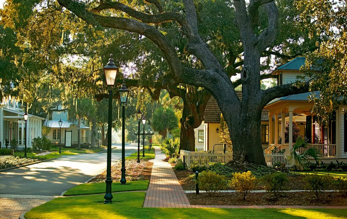 devonzuegel's tweet image. America hasn't built many walkable places in the last few decades, but there are a few exceptions

When collecting a list, I was shocked to discover that most of these special places are in the South!

I wrote up some reflections on why that might be: devonzuegel.com/america-s-hidd…