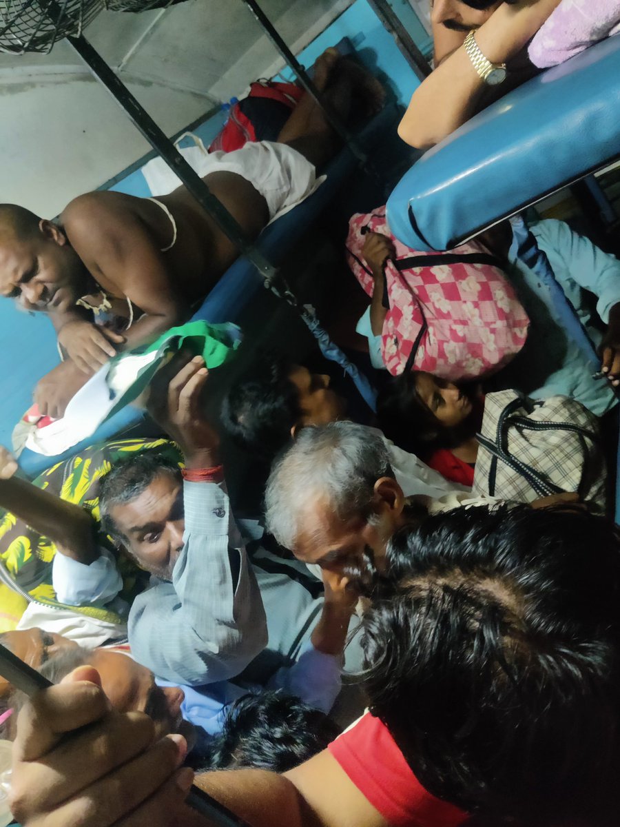 TheSusantPandey's tweet photo. @RailMinIndia 
स्लीपर और चालू में कुछ तो फर्क दिखाइए यात्री को सीट पर कब्जा करके लोग पूरी व्यवस्था ध्वस्त कर दिए है , कोई जीआरपी का जवान नही कोई TC नहीं लोग गेट पर लटक कर जा रहे है ! 

किसी अनहोनी से पहले संज्ञान लीजिए 🙏

ट्रेन नंबर - 13009
बोगी - S8
PNR - 6521003748 https://t.co/Q0zWbvyHU5