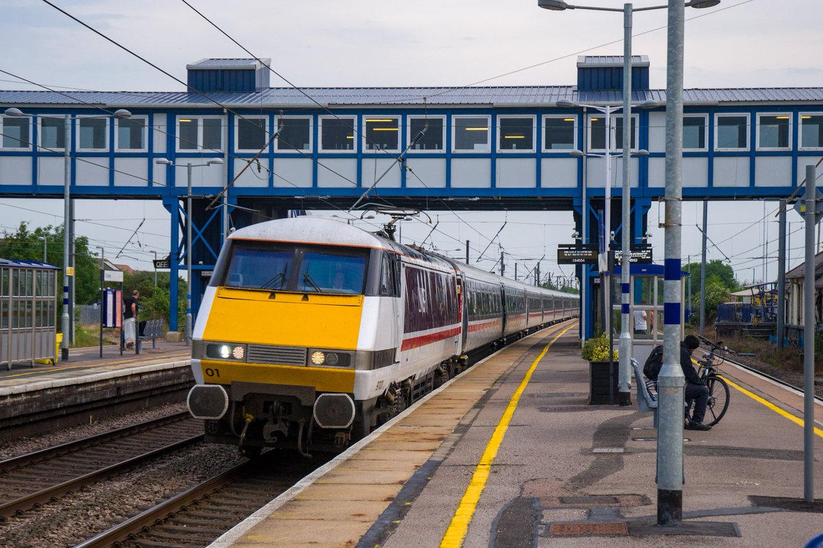 jamespilbeam1's tweet photo. The only 91 out of the day due to the other 4 failing with A/C faults

91101 'Flying Scotsman' is seen racing north through St Neots with 1D29 1903 London Kings Cross to Leeds

12th June 2023 https://t.co/dgMhOfOl5F