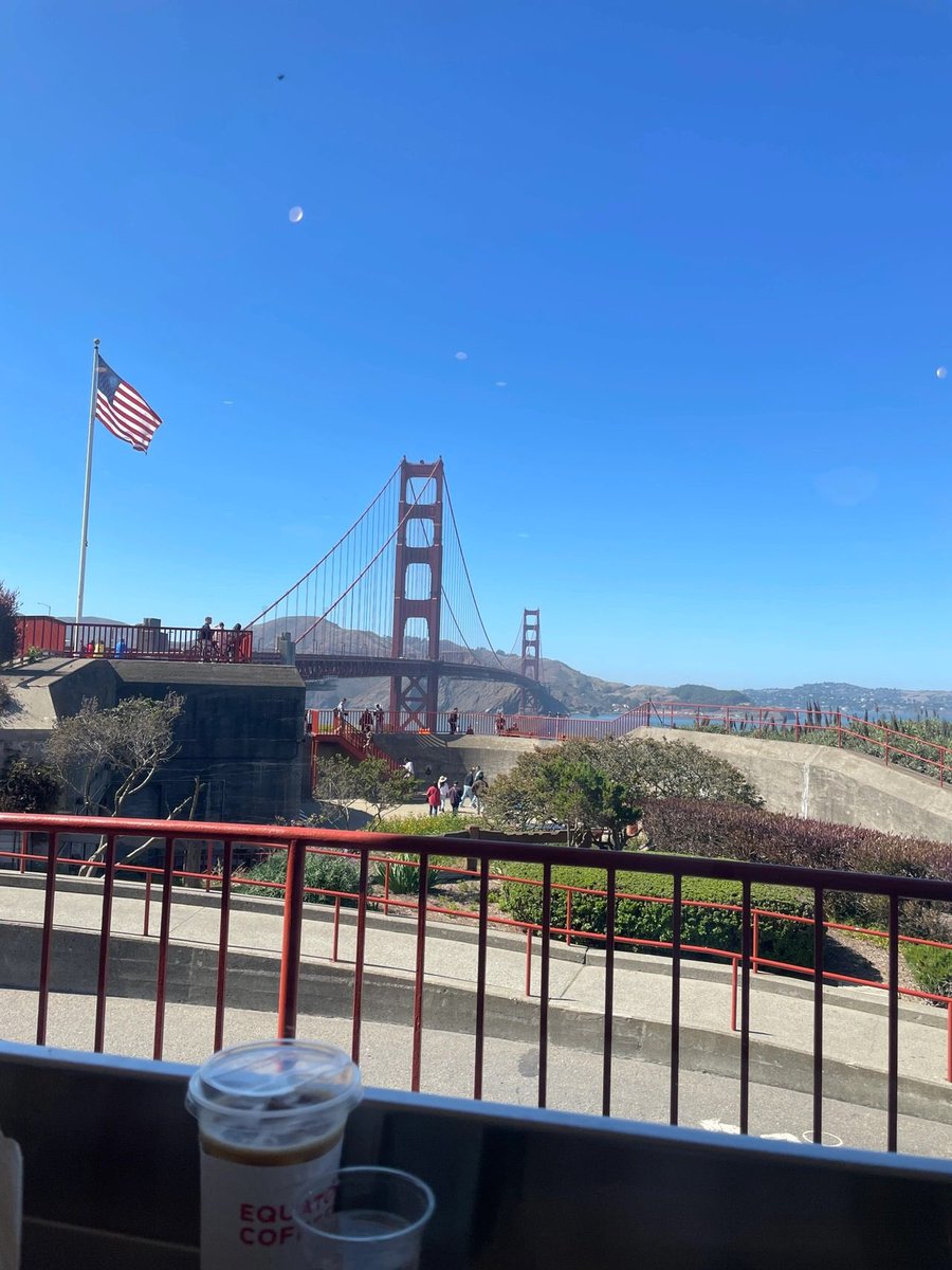Nancy890725's tweet photo. When you stand on the Golden Gate Bridge in San Francisco and look around, you will be blown away by the magnificent view. The twin towers of the bridge tower between the blue sky and white clouds, and the surrounding mountains and ocean create a breathtaking picture.🌝🌝 https://t.co/CxklzCbR7x