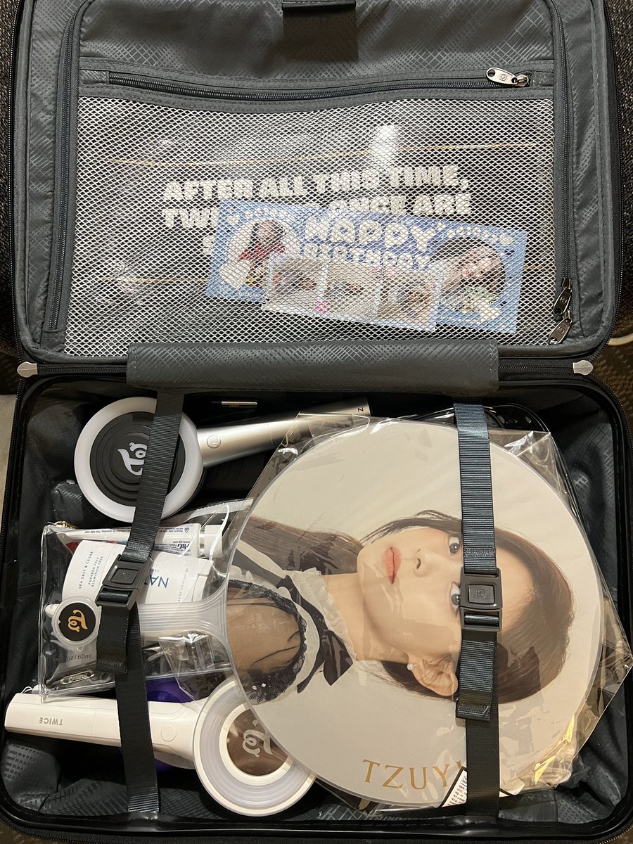 ryujintzuyu's tweet photo. Airport fit going home, carrying precious cargo AKA Tzuyu๐๐ฅฒ #๋ต๋_์ฏ๋ญ์ด_์์ผ์์ด์ #Our_universe_Tzuyu
#HappyTzuyuDay
#ํธ์์ด์ค #TWICE #TZUYU #ๅญ็ #TWICEinLA #RTBinLA #TWICE_5TH_WORLD_TOUR https://t.co/h6eKDi6LSf