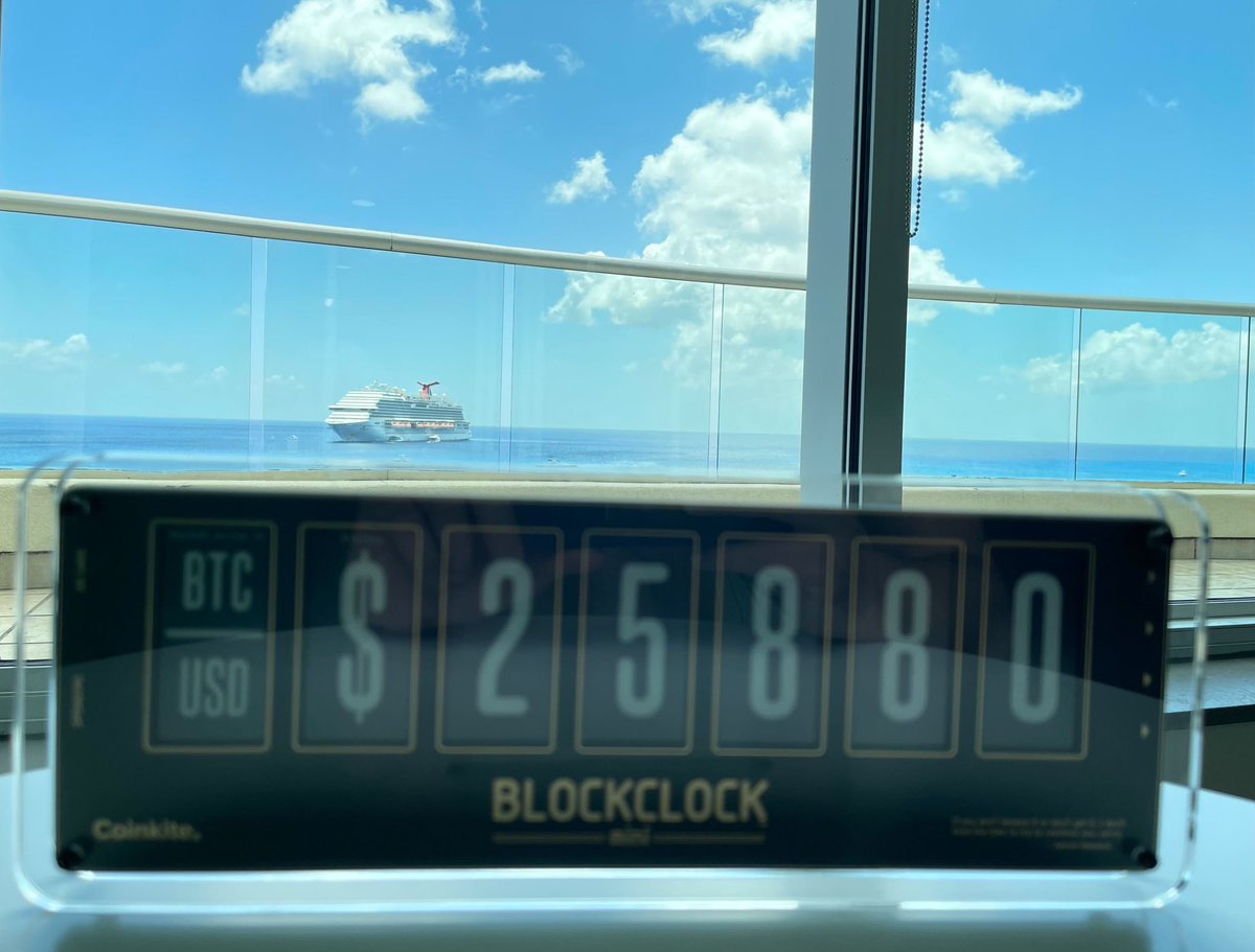 hodlwithLedn's tweet photo. Wednesday views and @Cayman_Islands vibes 😍

Enjoying the new office and hoping the heat helps with #btc price 🚀😎 https://t.co/UtOKMioPU4