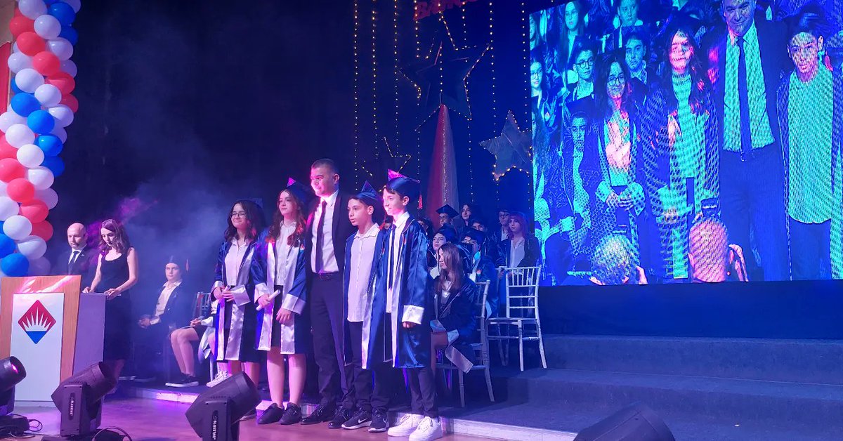 bk_atakenttema's tweet photo. Onlar artık yeni hedefler peşinde koşacaklar, Bahçeşehir Koleji'nde kazanmış oldukları değerlerle ülkemizi aydınlık yarınlara ulaştıracaklar.

#Classof2023🎓 https://t.co/6VDL3Gt4Xv