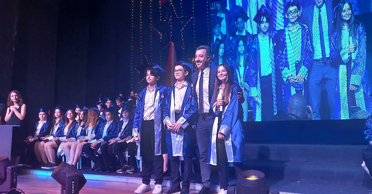bk_atakenttema's tweet photo. Onlar artık yeni hedefler peşinde koşacaklar, Bahçeşehir Koleji'nde kazanmış oldukları değerlerle ülkemizi aydınlık yarınlara ulaştıracaklar.

#Classof2023🎓 https://t.co/6VDL3Gt4Xv