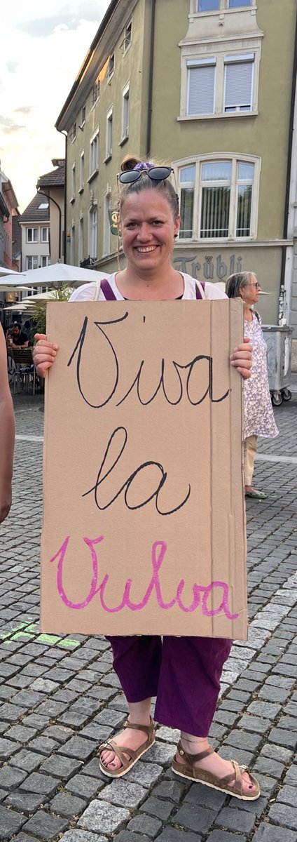 MMGrosso's tweet photo. la amo señora que no sabe hablar español pero hace un cartel en español https://t.co/Z66wfIOf5O