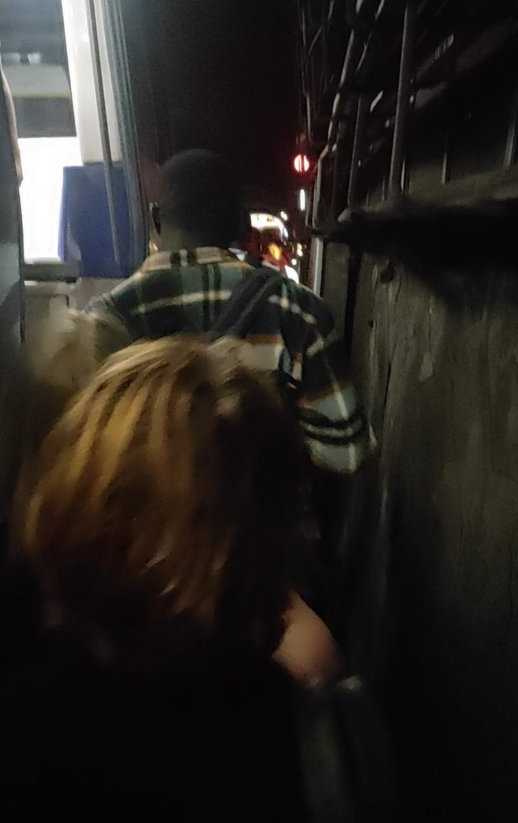 Be_Reda_'s tweet photo. @ClientsRATP @RATPgroup 
18h52 : à 150m de Montparnasse, nous nous sommes retrouvés bloqués dans le metro @Ligne4_RATP, sans aucuns déblocages ni manuel ni logiciel possibles
Resultat : Évacuation via les quais après 2h de souffrance et de frustration
Comment réparer cela ? https://t.co/9IaVn2P3MX