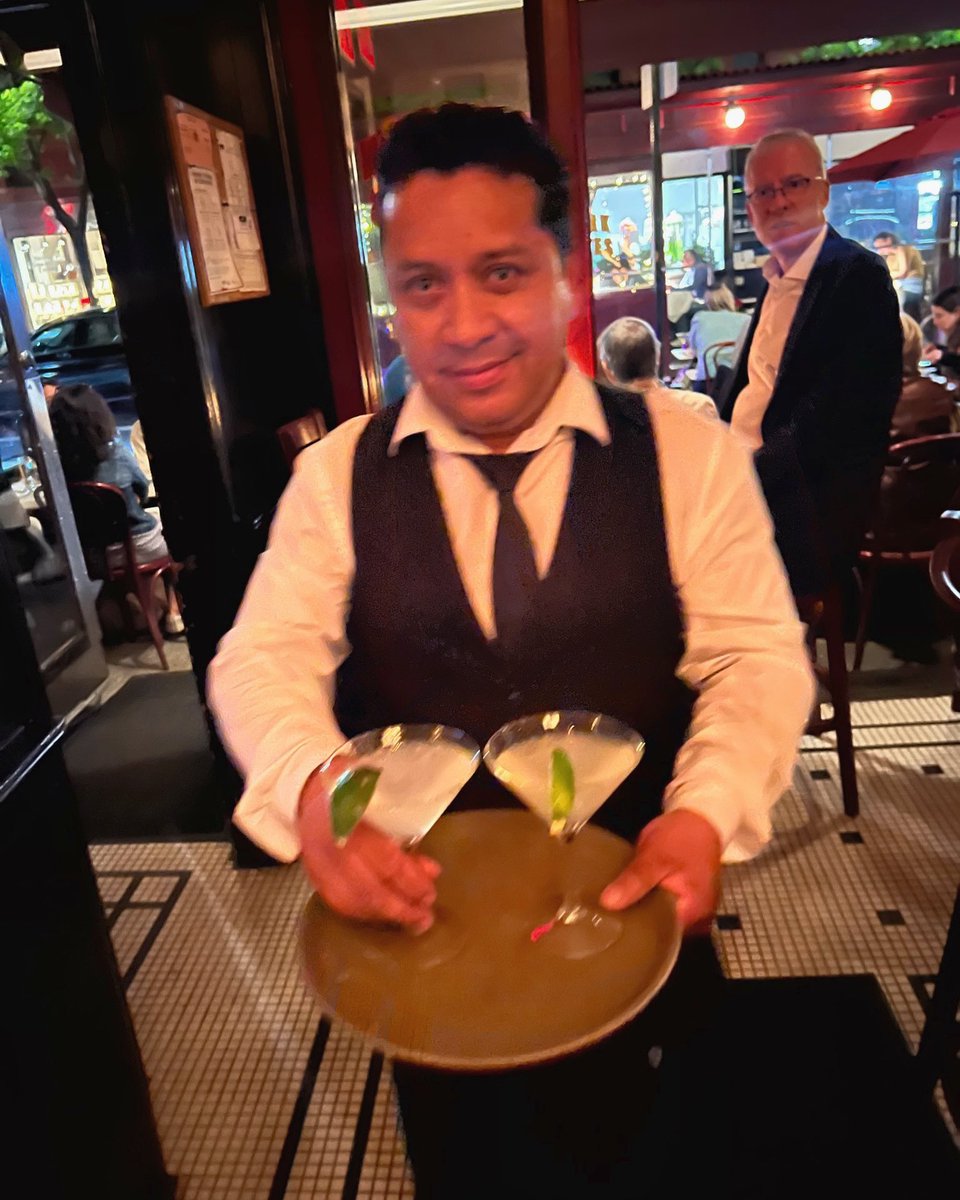 MannysBistroNY's tweet photo. Happy Hump Day! Is this the perfect time for a refreshing gin gimlet (or two)? But of course. Swing by and our fabulous Jimmy will bring them right to you. Salut! 🍸#mannysbistro #gingimlet #gimlet #gin #cocktails #cocktails🍸 #nyc #mixology #newyorkcity #newyork #newyorknewyork https://t.co/nh0LaryQg6