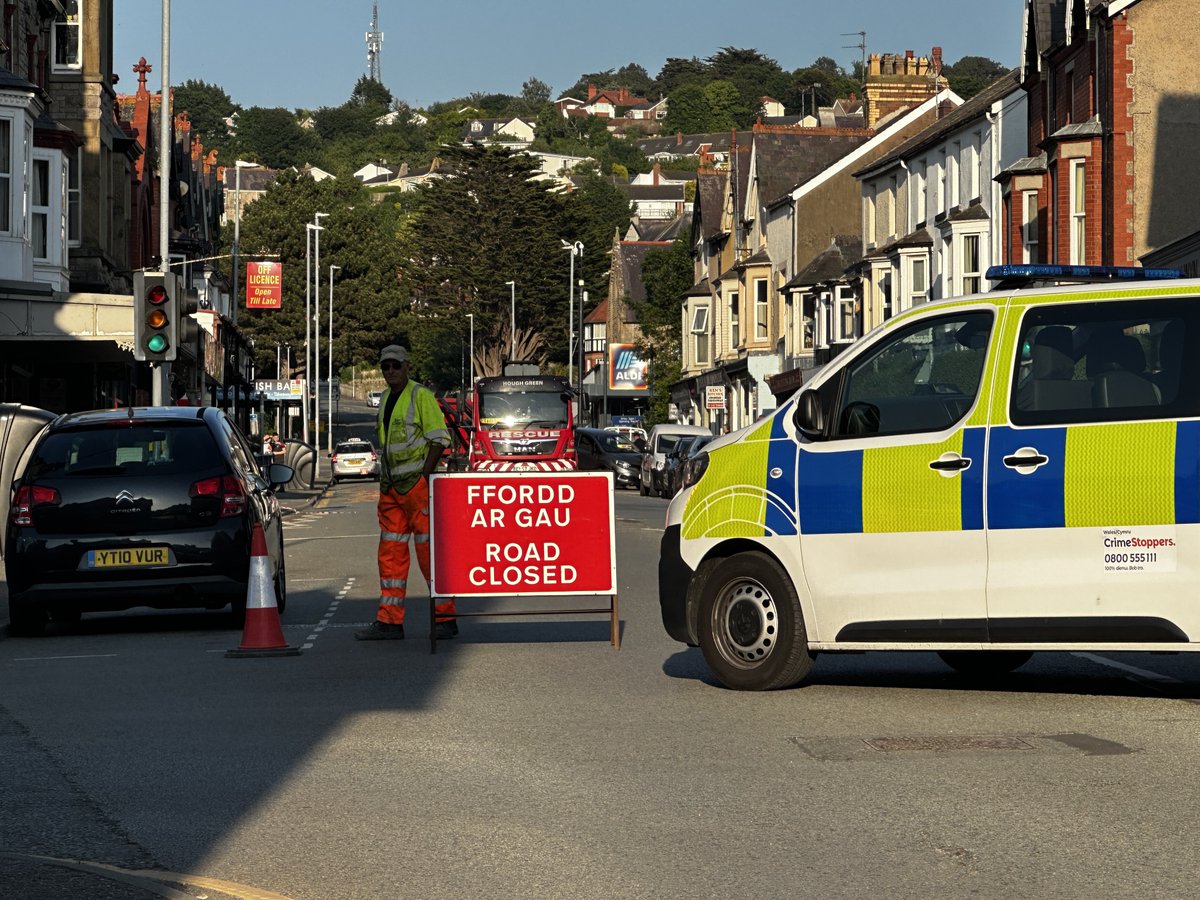 Abergele Road, #OldColwyn closed from the Aldi Junction to Cefn Road due a single vehicle crash - Multiple emergency service units at the scene!