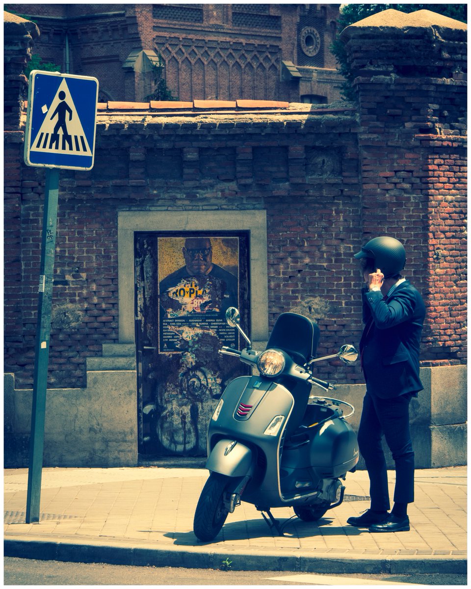 Aparcamiento reservado #mismomentosmadrileños #mipueblo #Madrid

#streetphotography #urbanphotography #moto #bike #people #motorcycle #vespa #parking #cityphotography #personas