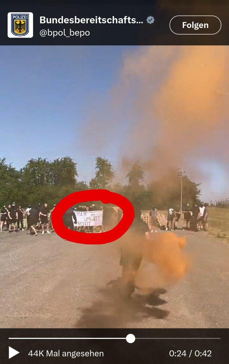 amzdo's tweet image. Action, Waffen, Zecken klatschen. Die #Bundespolizei veranstaltet jedes Jahr die #PantherChallenge, um Schüler:innen zwischen 15 und 20 Jahren anzuwerben. Das Feindbild ist klar, die gesuchte Mentalität auch. Das #Polizeiproblem beginnt bei solchen Camps.