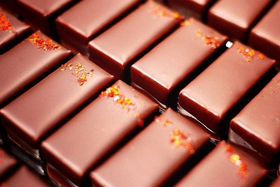Didier_Imm's tweet photo. L’enrobage est encore souvent manuel par trempage du moulage dans un bain de chocolat tempéré. Une enrobeuse automatique permet d’accélérer cette opération qui devient, par la même, plus précise.
#France #chocolate #chocolat https://t.co/ZZJkjcnH3W