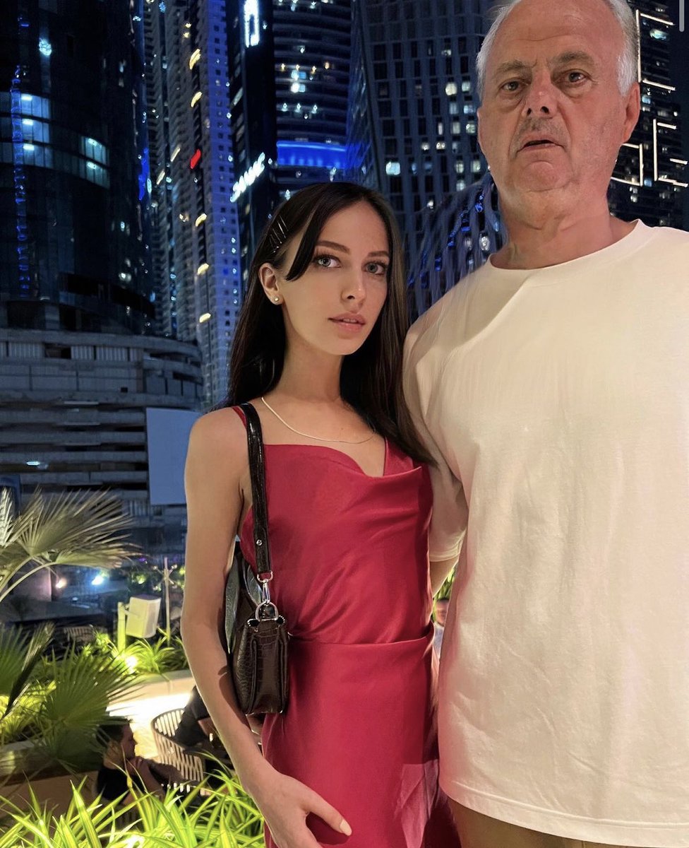 dlyaprotokola's tweet photo. как же я нахуй оруу от поста этой гениальной брюнетки с этим вот фото https://t.co/ylwQPiKG9E