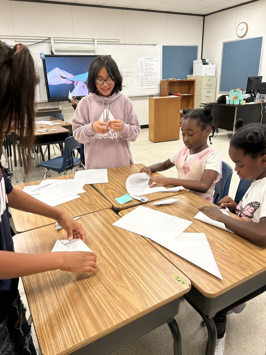 Ndele_teach's tweet photo. Too much fun during Opportunity Hour!
Sharpening our claws and our minds #SammonsRush #AldineRush https://t.co/JBGPmccxFA