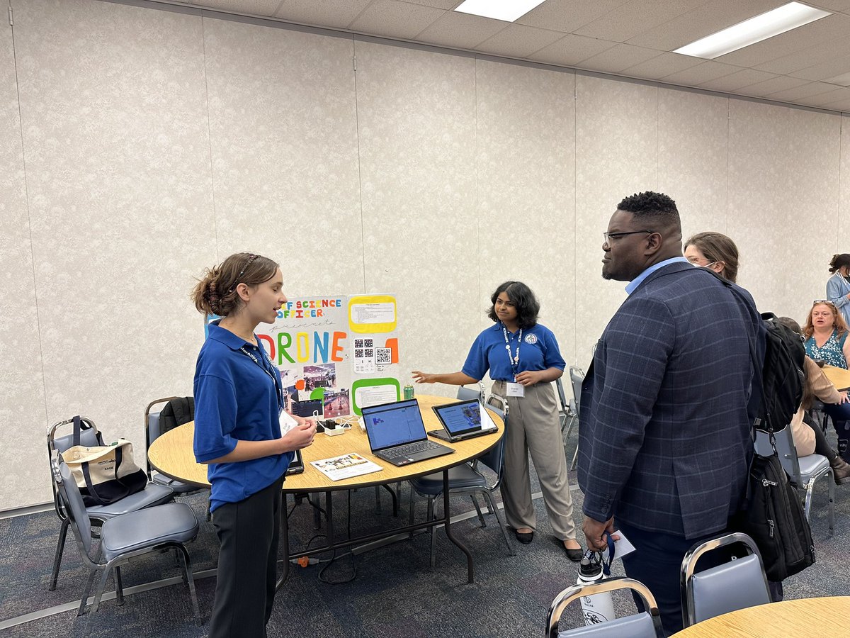 Salex_28_'s tweet image. @cso_sage  and I had an amazing time at the #CSforAllPA conference. Thank you to PaTTAN for invitng us and thank you to @Pa_CSOs for giving us this opportunity! Thank you to our advisor @DevlinRenee #CSforALLPA #CSO #CS