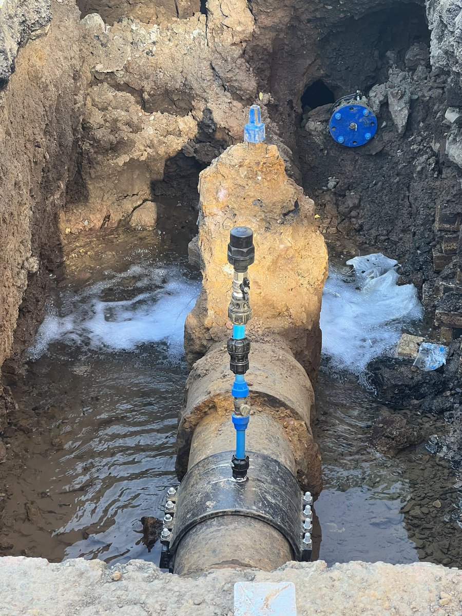 Not the Trevi fountain but Morningside Road in Edinburgh! Scottish Water attending another leak. New chair on £110,000 a year for one day a week needs to focus on climate change. @scottishwater @MairiMcAllan