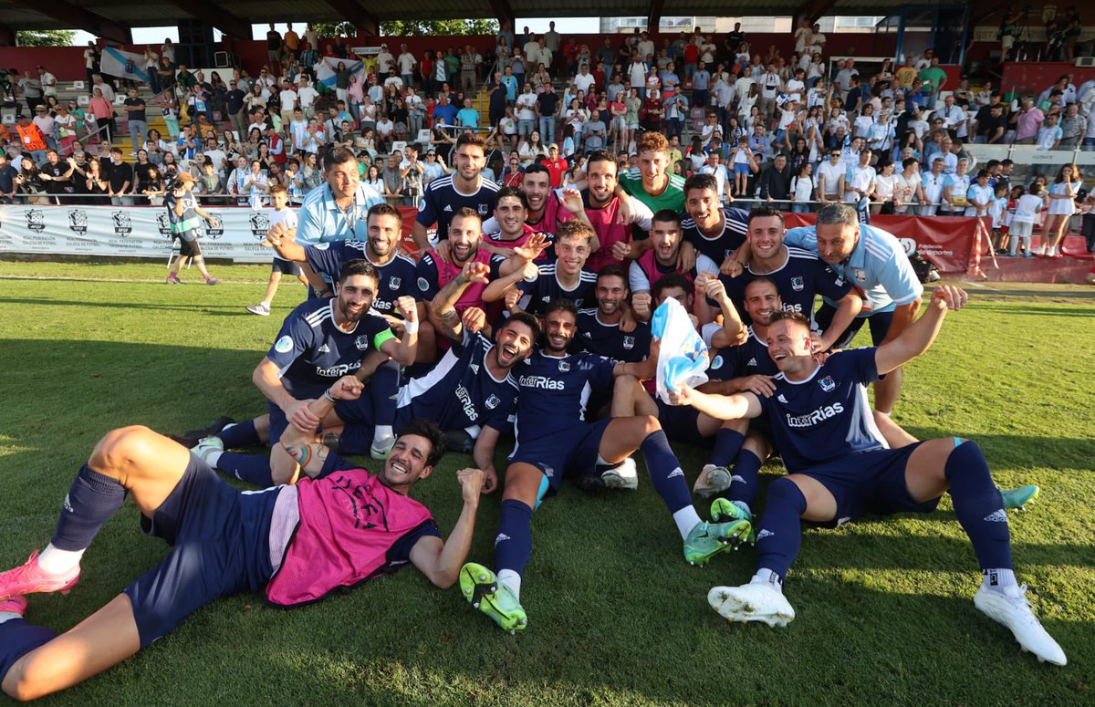 futgal's tweet photo. 📸💥🔥

Unha familia. Queda un pasiño.

Co foco no sábado. Esta xente merece todo.

#SentindoGalicia | #UEFARegionsCup https://t.co/5s6fAP9ww6