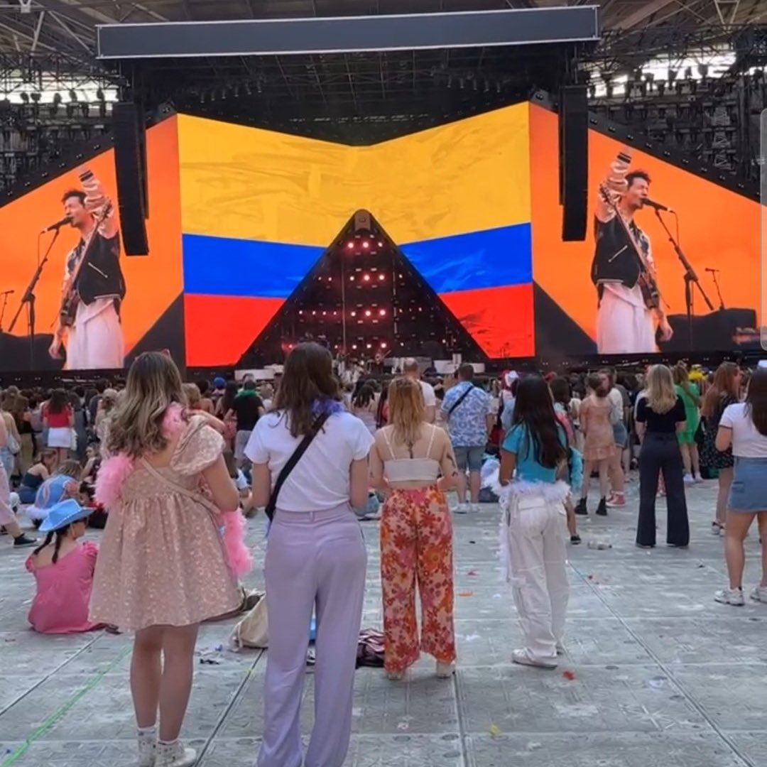 musictrendscol's tweet photo. #EsTendecia Ariza, Colombiano compositor, productor y guitarrista abrió hoy el concierto de @Harry_Styles en el legendario Wembley de Londres 🇨🇴🙌🏻 https://t.co/wkdNu3s4CC