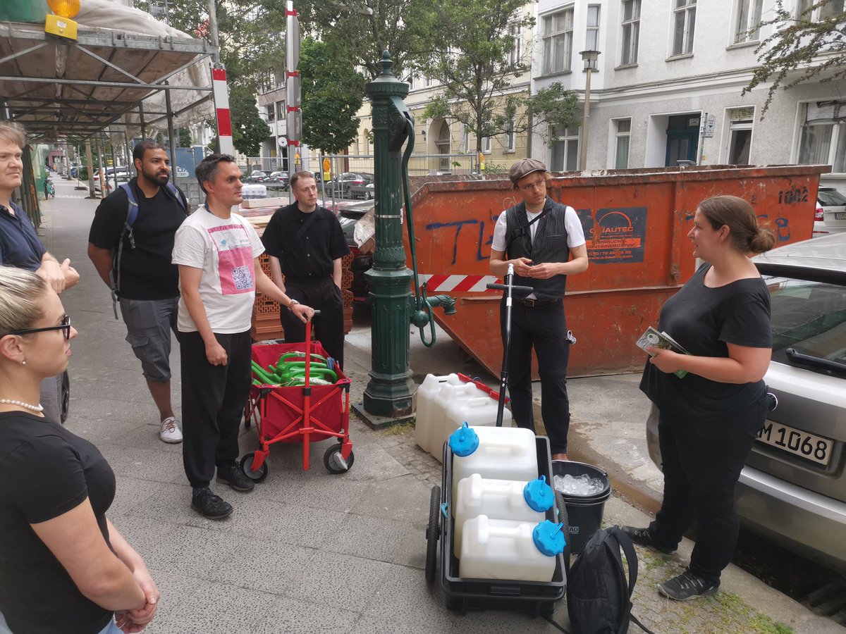 romantikkiez's tweet photo. Sehr gute, gut besuchte #Baumscheiben Gießaktion der @SPD_Rosenthaler @GrueneLiga_B  in der #Schlegelstrasse im Berliner #romantikkiez 🌳🍀💚
Mit vielen guten, hilfreichen Infos zum #Baumschutz 🌳💦
Danke an Lena Assmann, an @th_b101 @DavemanMitteboy und an die netten Sozis ❤️ https://t.co/f6vNrHIjiy