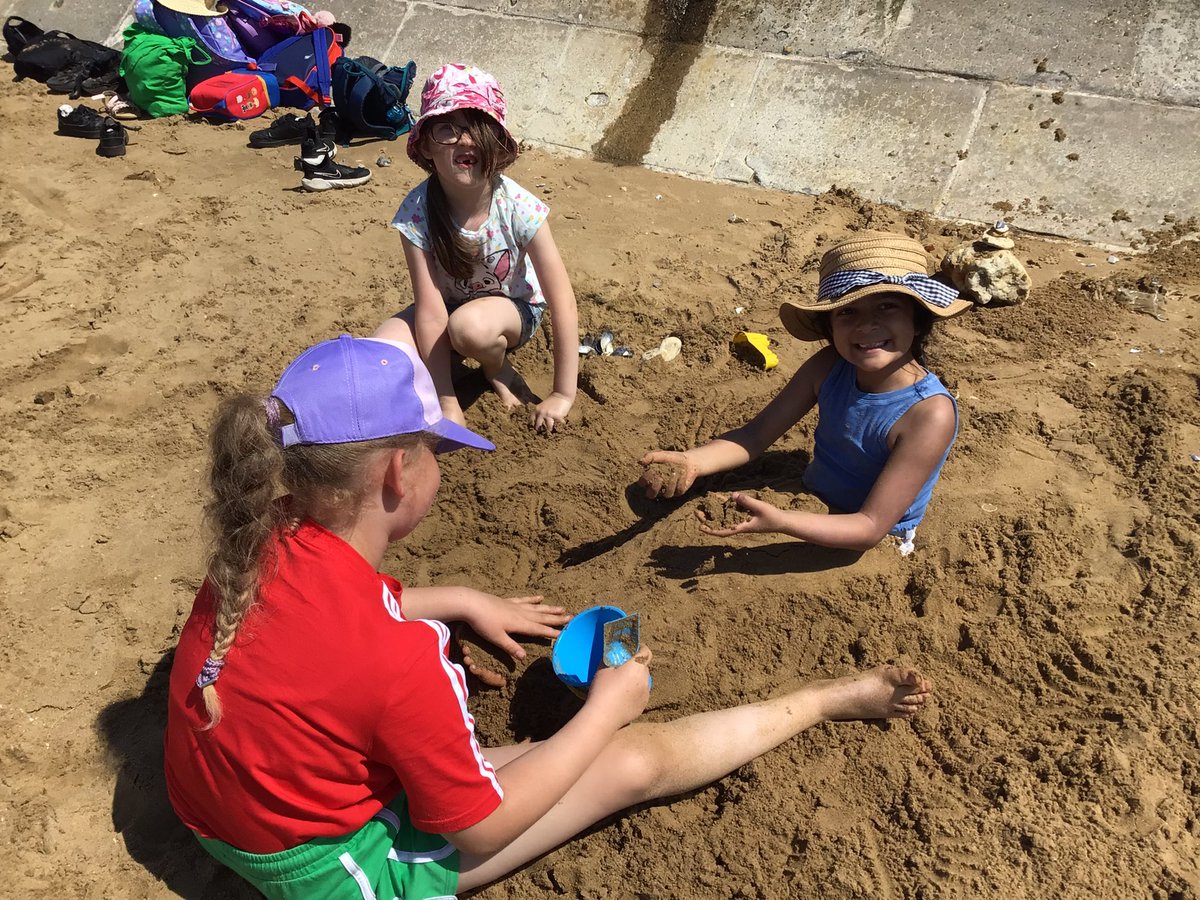 Class 9 went to Hunstanton beach yesterday as part of their geography topic and had the best time! We had chips, ice cream, explored the features of the sandy beach and the beautiful cliffs!☀️🏖️ @kestrelmead