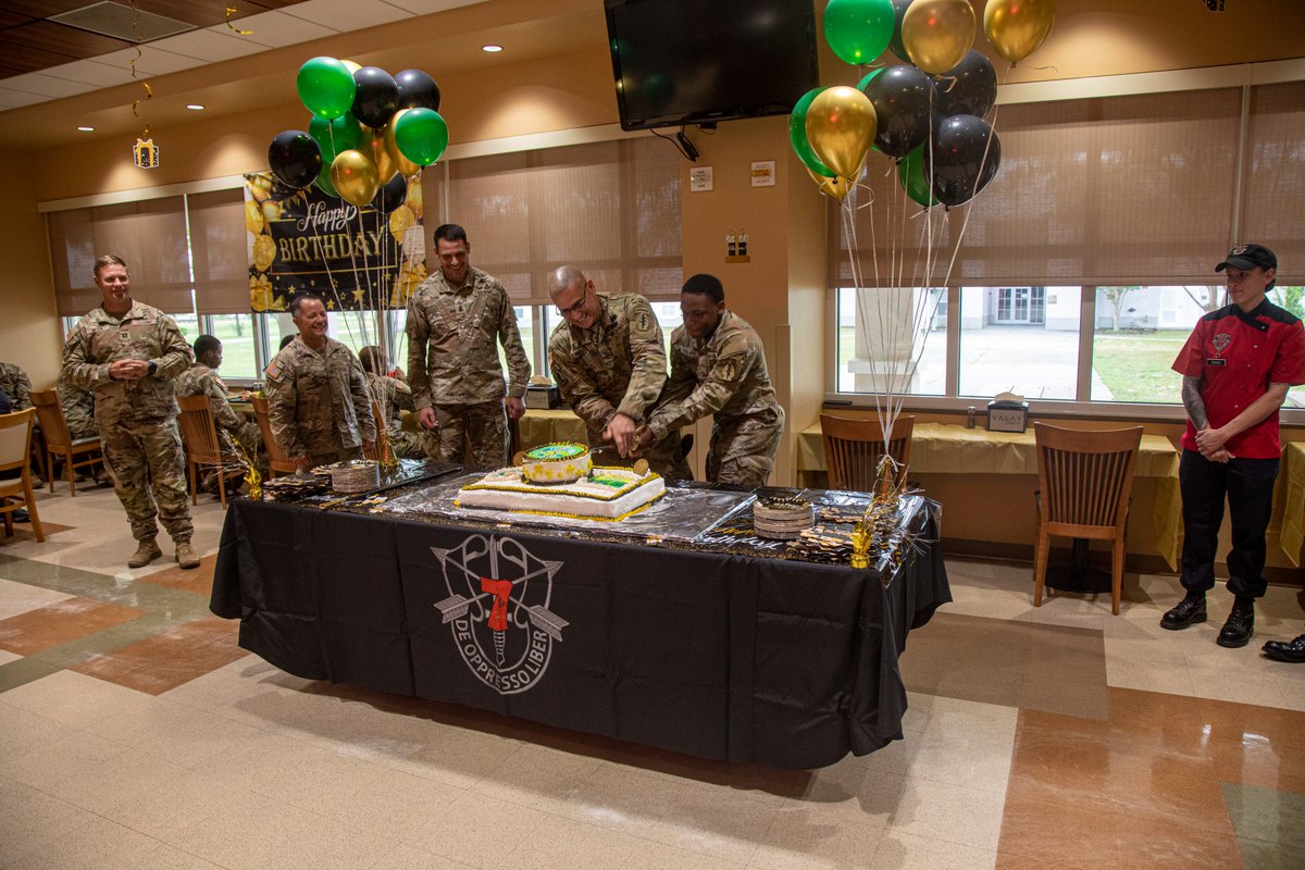 #LaFamilia 

Today, 7th Special Forces Group (Airborne) Soldiers celebrated the U.S. Army's 248th birthday at #RedEmpire Restaurant on Camp 'Bull' Simons, Fla. The Army has been defending our Nation since its establishment on June 14, 1775. 

#LoQueSea | #DondeSea | #CuandoSea