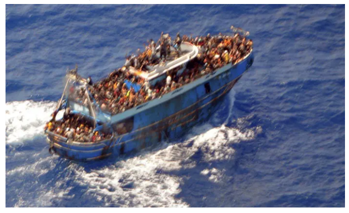 ZaferArapkirli's tweet photo. HEPİMİZ SUÇLUYUZ

Çoğunluğu Afgan ve Pakistanlı olduğu bildirilen göçmenleri taşıyan balıkçı teknesi, Yunanistan sahili açığında battı. En az 80 ölü, yüzlerce insan kayıp. Teknede 500 civarında insan olduğu bildiriliyor. 

O ülkelerden kaçışın sorumlusu tüm dünyadır. https://t.co/gafIV3dLKv