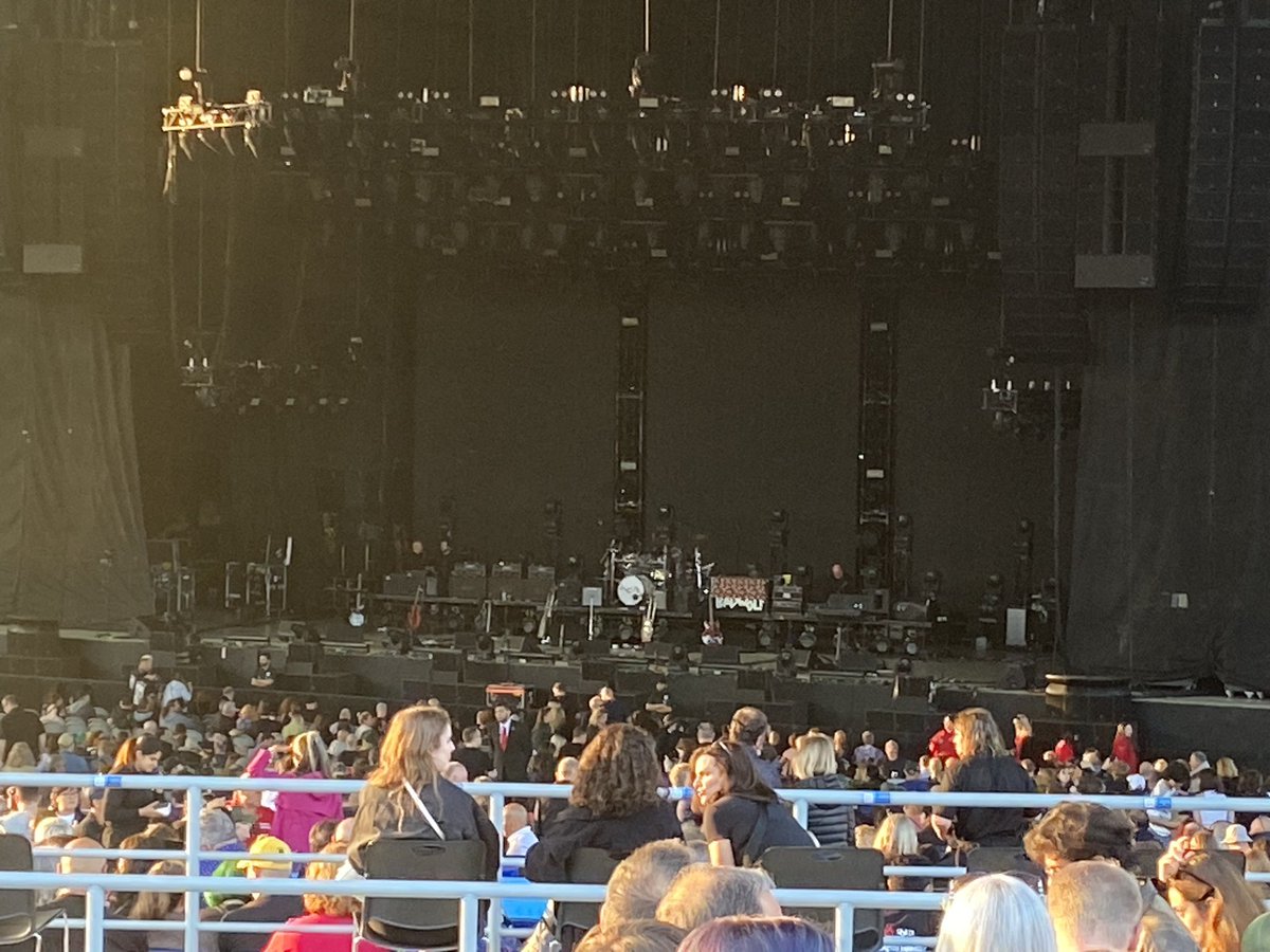 goggles_pi007's tweet photo. @thecure Great opening from @thetwilightsad  and now waiting for the return of @thecure  with my bff @dipietli https://t.co/CvaBA4iUIB
