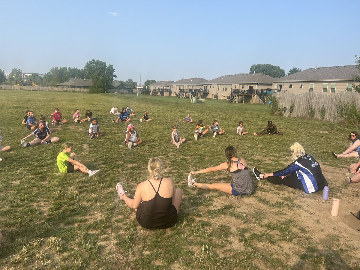 JrTitanCheer's tweet photo. Getting ready for the parade! 💙 #jrtitancheer We are proud to be Titans! 
#jrtitanfootball #papillion https://t.co/x0d4NJY5UJ