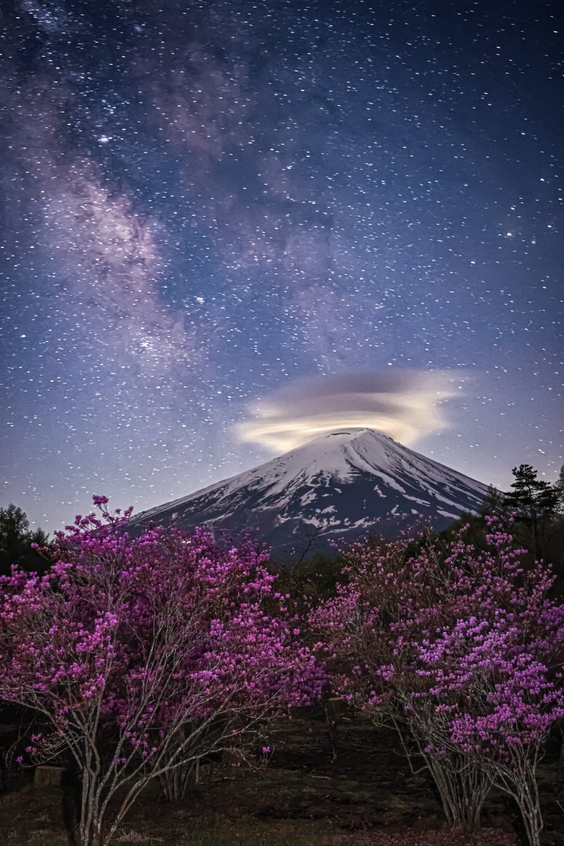 笠雲富士山に天の川🌌 ツツジのコラボが最強に美しい。