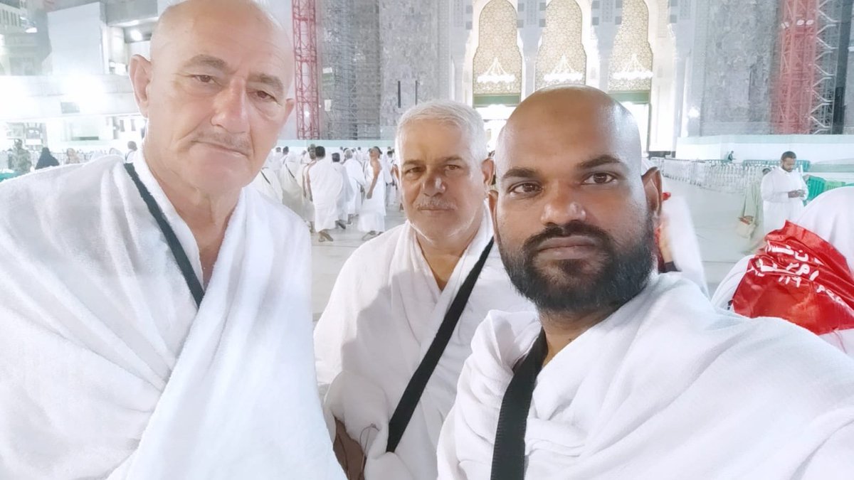 احلي واجمل  لقاء مع الأخ ابو نور وابو نبأ في بيت الله الحرام ادعوا من الله عز وجل الله يتقبل منا ومنكم صالح الاعمال