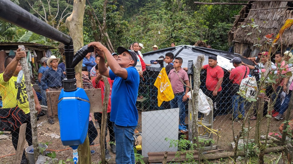 IslaUrbana's tweet photo. Volver a la #Mazateca es reafirmar la importancia de la colectividad 🤝 para que el #agua llegue a más lugares gracias a la captación.
La comunidad nos mostró el tiempo récord en el que instalan los sistemas de captación, ¡entre 40 los dejan listos en una hora! 🤩
#CaptaLaLluvia https://t.co/OnwxB1TePd