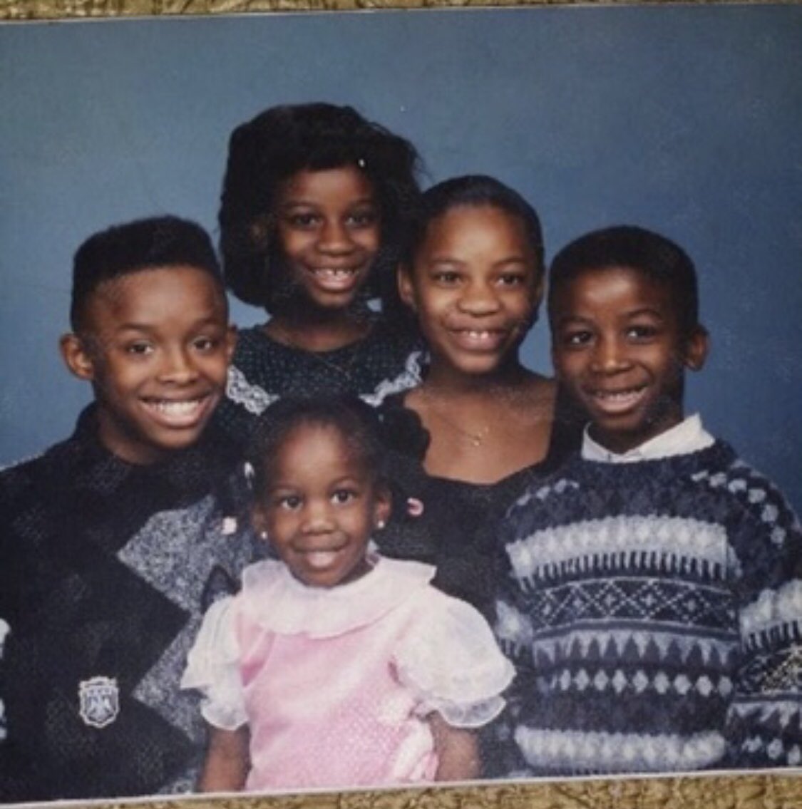 curtdrafton's tweet photo. Today I had to fly home on @Delta after hearing that my baby sister passed away in her sleep.
I broke down in tears after the flight attendants spontaneously moved me to 1st Class because it was my sisters dream to fly in 1st Class. They didn’t know that.. (continued) https://t.co/qIi8jgu6lM