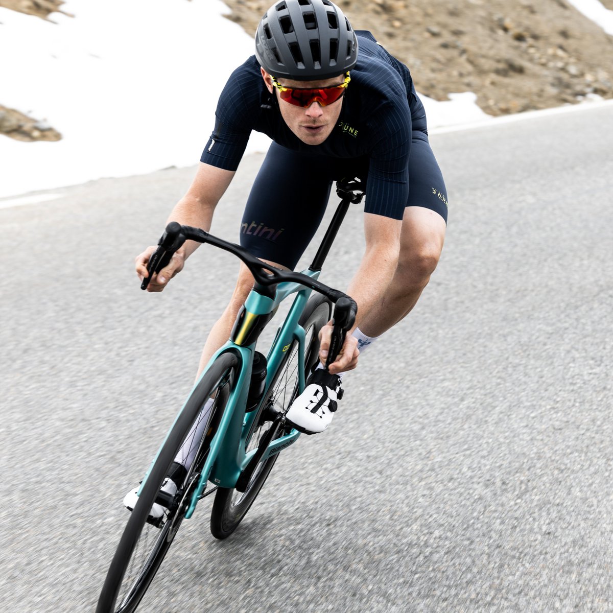 BianchiJAPAN's tweet photo. アグレッシブな走りで圧倒する。オルトレRCは、エアロダイナミクスの精巧さで比類なきスピードを実現。

ツール・ド・フランス リミテッドモデル詳細 👉 https://t.co/SqWD3j0N2T

#Bianchi #LeTourOfficialBianchi #TDF2023 #RideBianchi #OltreRC #RideTheLegend https://t.co/yYR7Z060ij