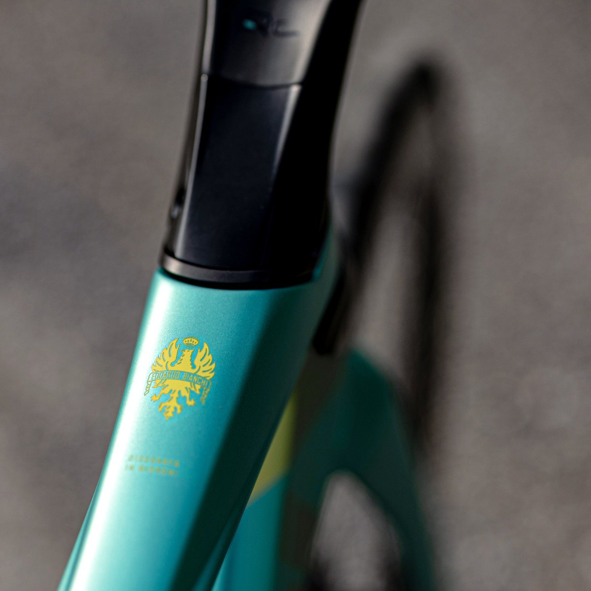 BianchiJAPAN's tweet photo. アグレッシブな走りで圧倒する。オルトレRCは、エアロダイナミクスの精巧さで比類なきスピードを実現。

ツール・ド・フランス リミテッドモデル詳細 👉 https://t.co/SqWD3j0N2T

#Bianchi #LeTourOfficialBianchi #TDF2023 #RideBianchi #OltreRC #RideTheLegend https://t.co/yYR7Z060ij