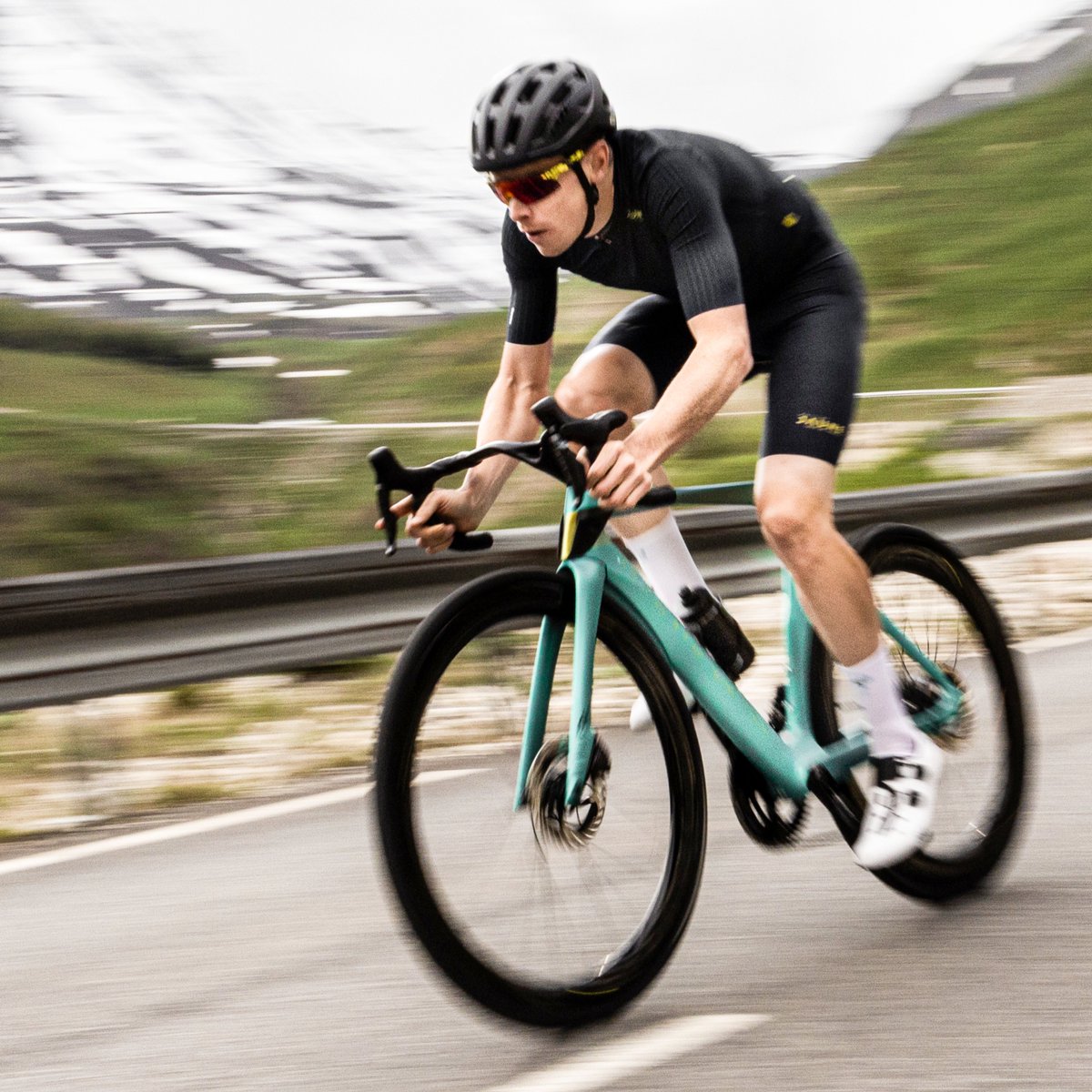 BianchiJAPAN's tweet photo. アグレッシブな走りで圧倒する。オルトレRCは、エアロダイナミクスの精巧さで比類なきスピードを実現。

ツール・ド・フランス リミテッドモデル詳細 👉 https://t.co/SqWD3j0N2T

#Bianchi #LeTourOfficialBianchi #TDF2023 #RideBianchi #OltreRC #RideTheLegend https://t.co/yYR7Z060ij