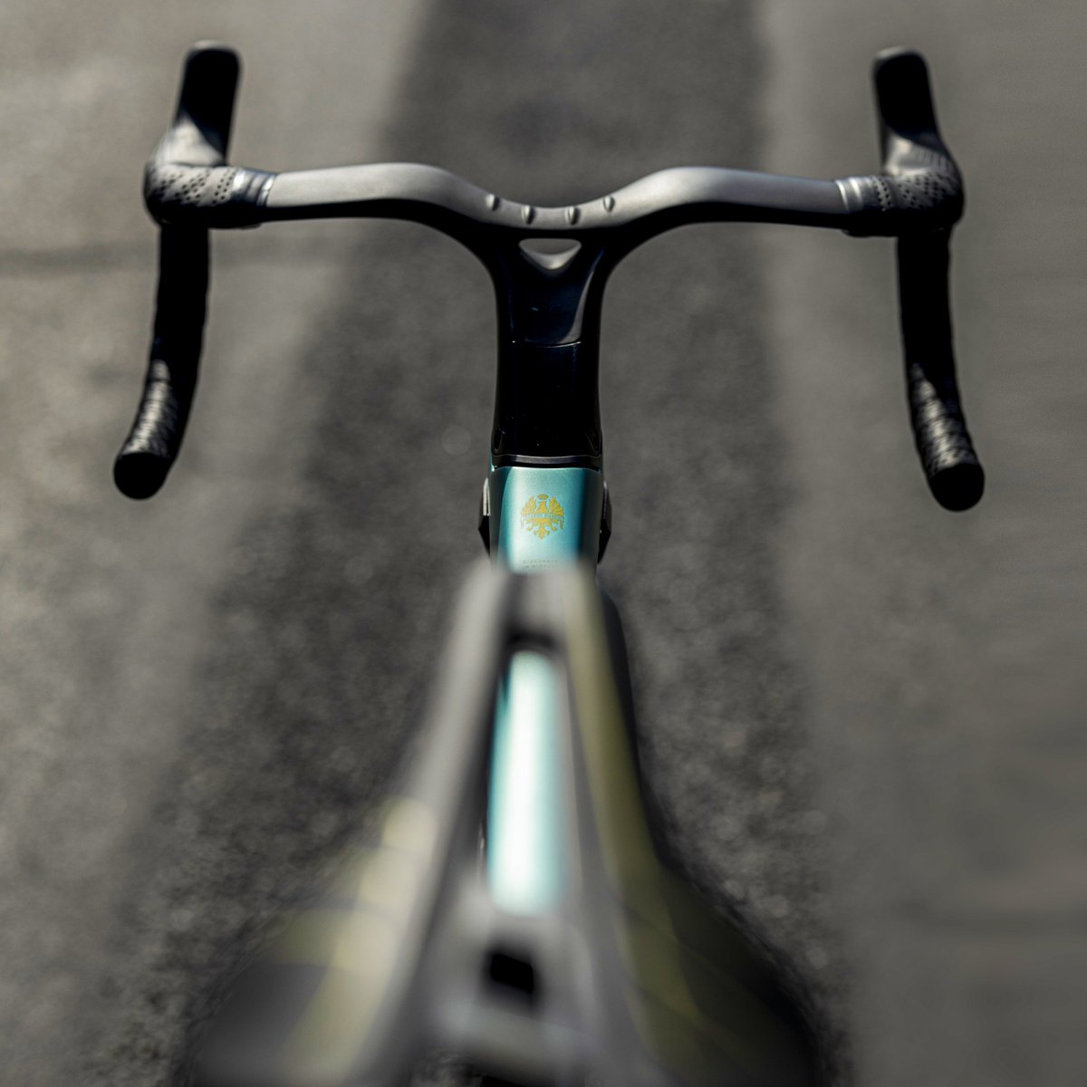 BianchiJAPAN's tweet photo. アグレッシブな走りで圧倒する。オルトレRCは、エアロダイナミクスの精巧さで比類なきスピードを実現。

ツール・ド・フランス リミテッドモデル詳細 👉 https://t.co/SqWD3j0N2T

#Bianchi #LeTourOfficialBianchi #TDF2023 #RideBianchi #OltreRC #RideTheLegend https://t.co/yYR7Z060ij