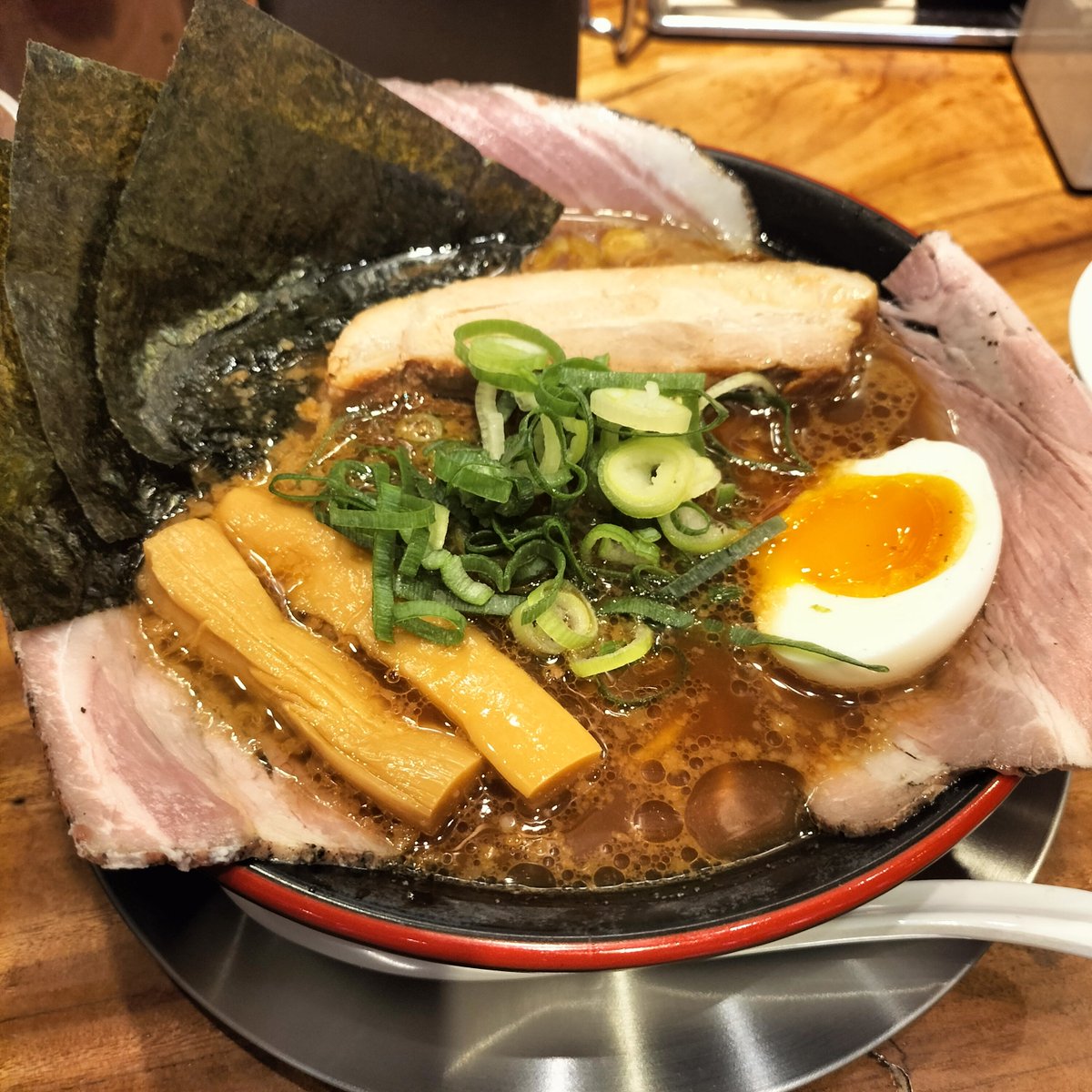 osakamesiryo's tweet photo. 「人類みな麺類✕一風堂」のラーメン界最強コラボが本日より７日間限定で登場！一風堂のまろやかな豚骨をベースに人類みな麺類のカエシを使った、言わば“最強の醤油豚骨ラーメン“。めちゃめちゃ美味しかった。東京·大阪の4店舗のみで食べれます https://t.co/DYSjv1Ugg6