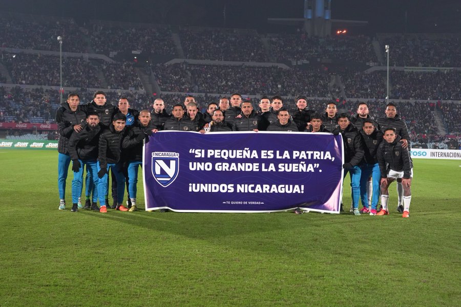 En el debut oficial de Marcelo Bielsa, su Uruguay renovado fue