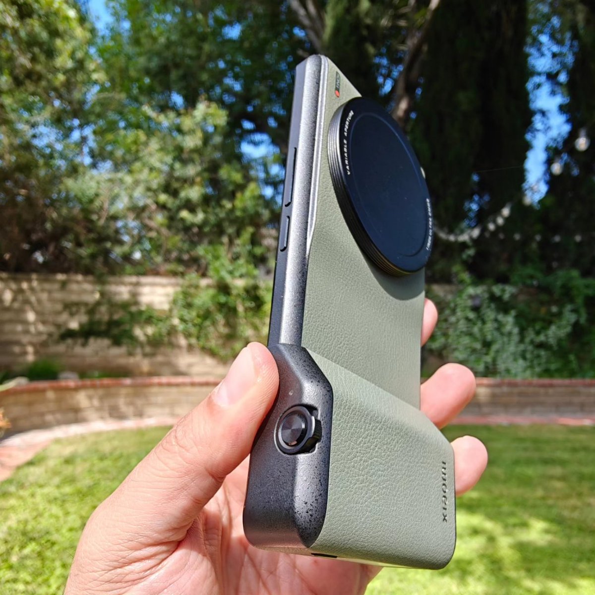 tkdsl8655's tweet image. achievement unlocked, I finally have the xiaomi 13 Ultra photography Kit. 
So happy my order finally came in. 
@xiaomi @Snapdragon
#xiaomi13ultra #cameragrip