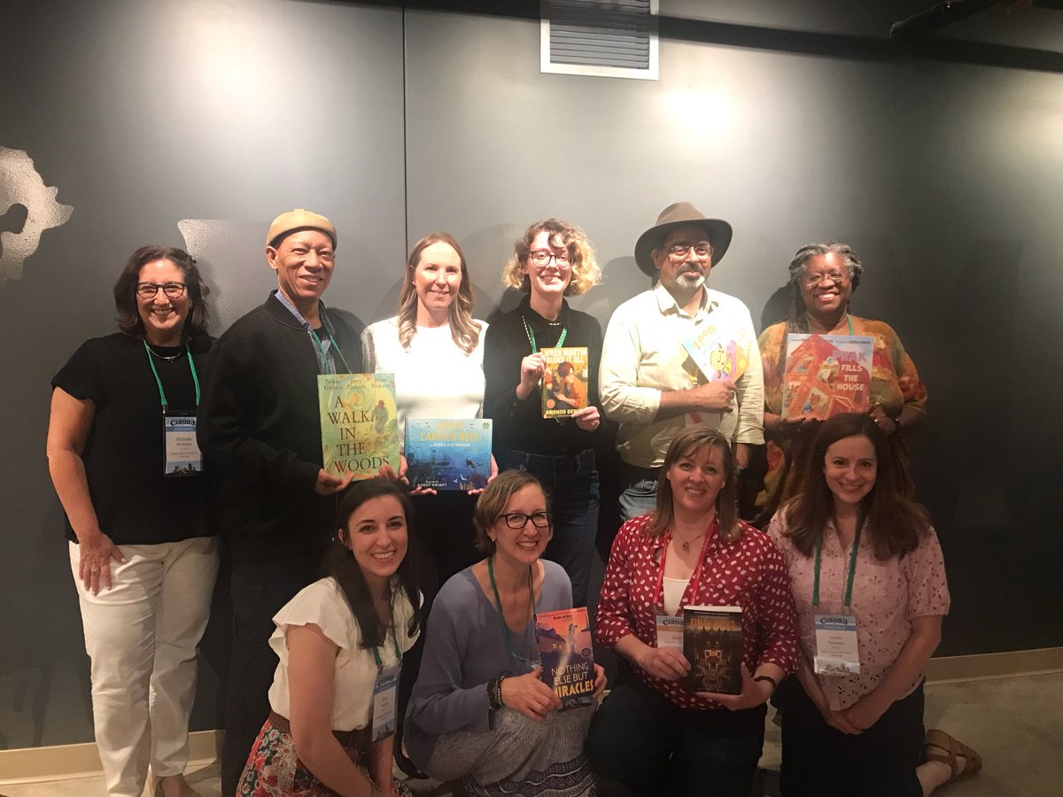 Finally have time to share pics from the children's institute author dinner. 

🎉 Look at me signing my book for the very FIRST time 🎉

The @HolidayHouseBks team put on an amazing night & I'm incredibly grateful to have been included. 

#ci2023 #kidlit #pb #coralreefs